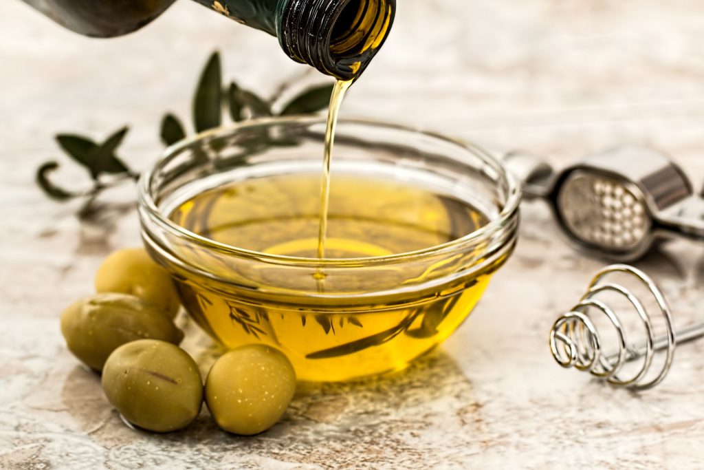 bild på olivolja i skål